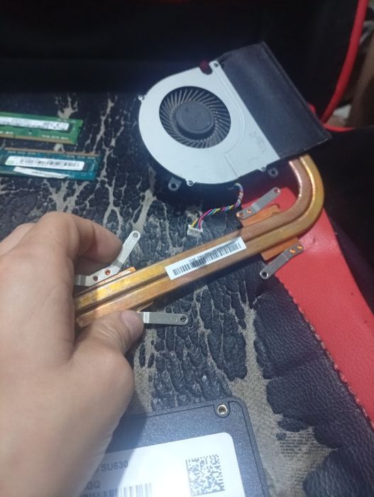 Vând piese de laptop nu vine prin courier venit la poarta