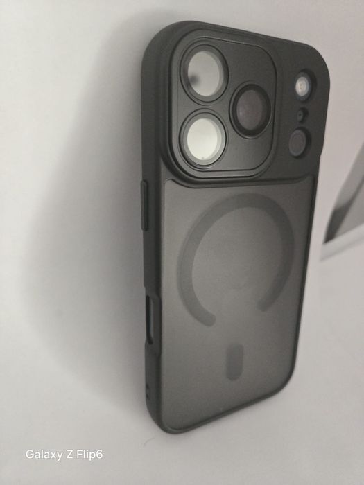 MagSafe калъф за iPhone 17 Pro / 17 Pro Max–опушен гръб, черна рамка