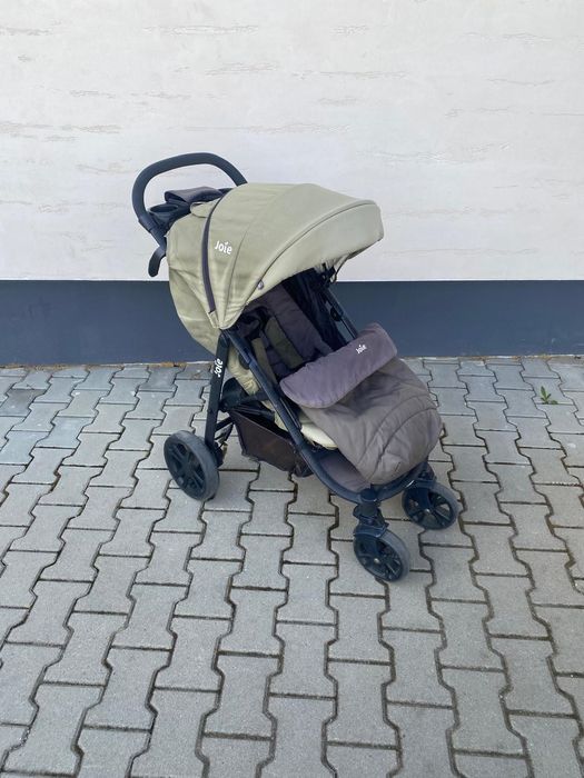 Carucior Joie + saculet iarna (cumparat separat), stare foarte buna