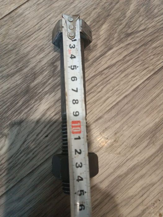 Продам болты с гайкоми