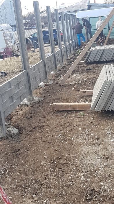 Super preturi garduri din beton comprimat stalpi și placi de gard