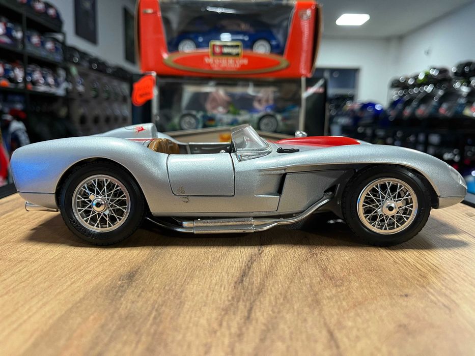 BBURAGO метална колекционерски  модел FERARRI 250 TESTAROSSA 1:18
