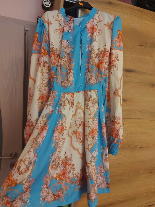 Рокля с колан . .