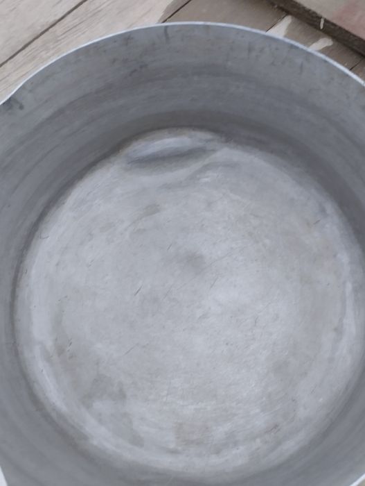 Қолданыста болған улкен жалпақ кастрюль сатылады.