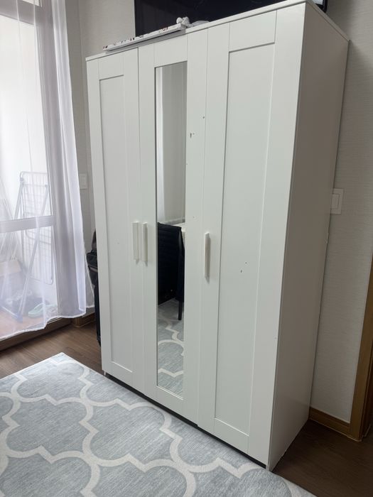 Шкаф белый с зеркалом, вместительный