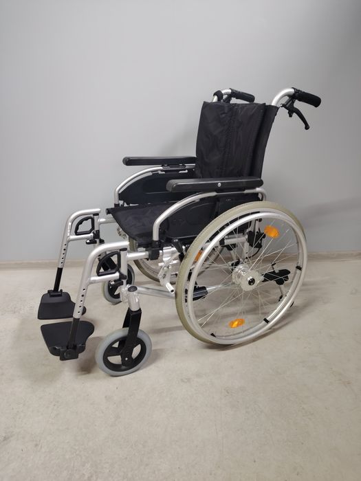 Scaun cu rotile/carucior rulant pentru persoane cu dizabilitati.41