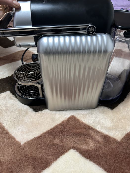 Vand aparat Nespresso cu capsule