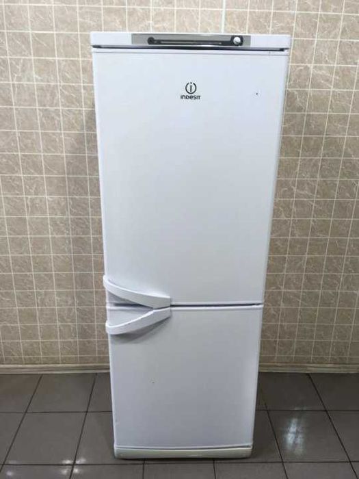 Продам  современный  рабочий холодильник . Высота 1 м 50 см