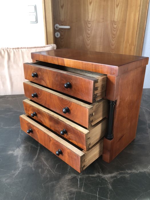 Bidermeier comoda in miniatura