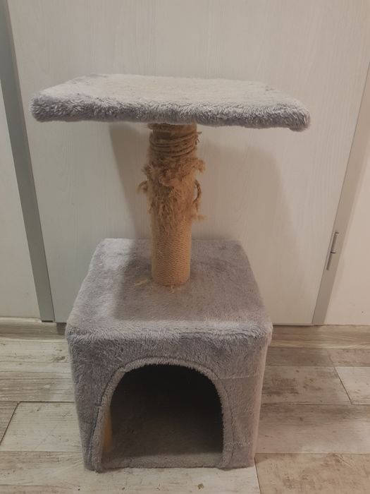 Продавам котешка къща-драскалка и котешки тоалетни