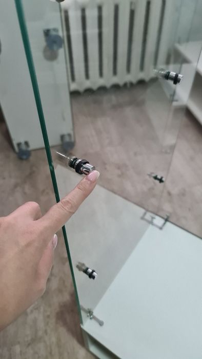 Прилавок с двумя стеклянными полочками