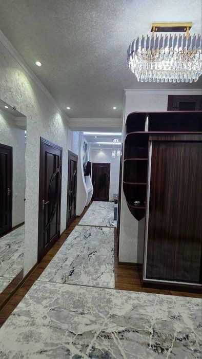 7 хоналик квартира  Рудакий кучасида жойлашган