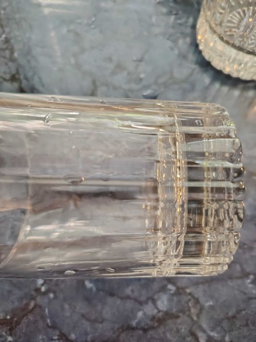 Различни видове стъклени чаши нови