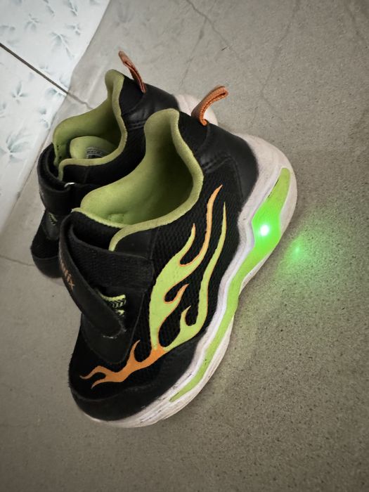 Продам кроссовки