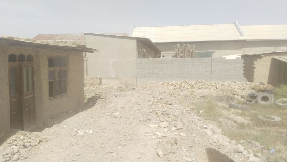 Uy sotiladi 6 sotix yangi bogʻda joylashgan  2.20 fundament quyilgan