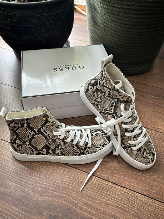Разнообразие от обувки сникърси на Guess