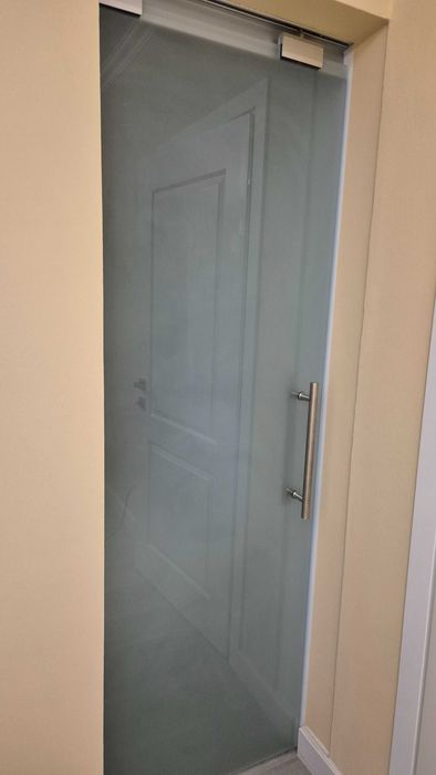 Usa din sticla pe sina