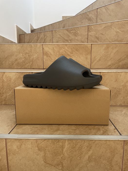 Yeezy Slide Onyx / Bone •PREMIUM