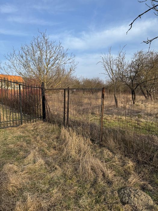 Casa la rosu intrare Schitu Duca