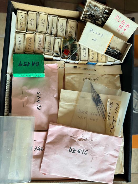 Vand piese electronice noi si second-hand