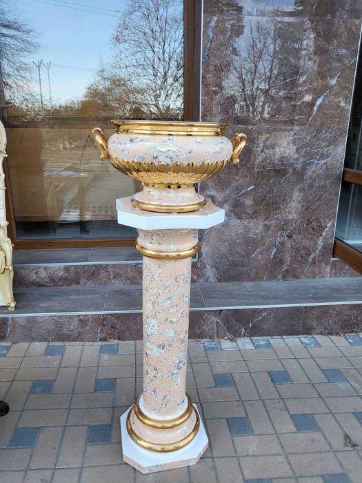 Красива колона с ваза