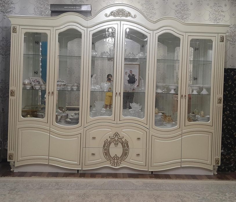 стенка-витрина для посуды