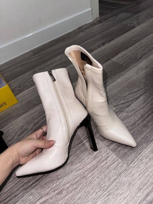 Ботильон белого цвета