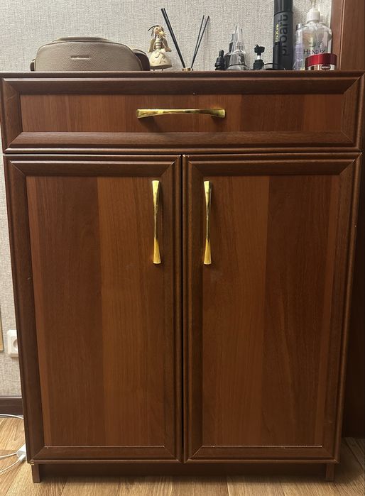 Продам 2 шкафа, комод, вешалка (прихожая).