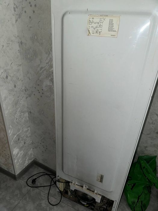 Холодильник старый