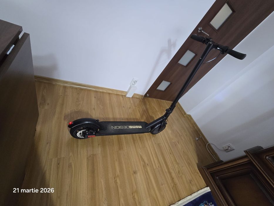 Trotineta electrica Momo Design în stare foarte bună