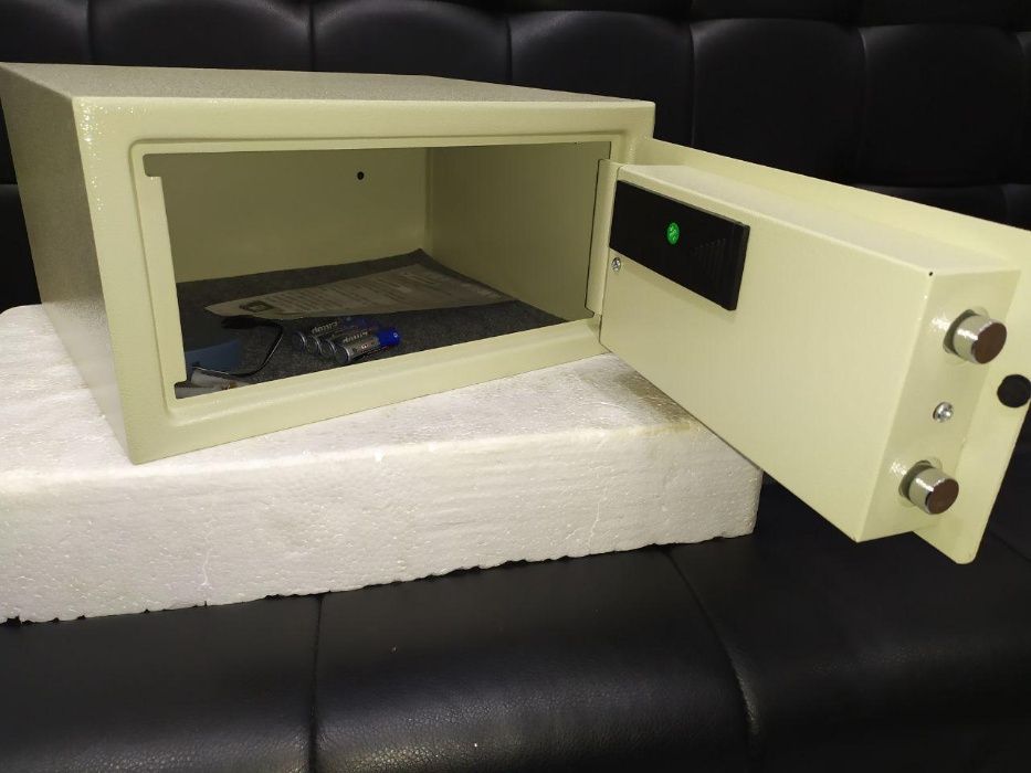 Сейфы с кодовыми замками, разных расцветок