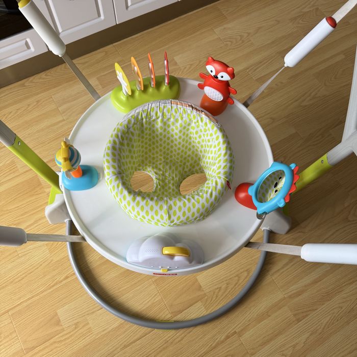 Jumper interactiv pliabil Skip Hop centru activitati saritor bouncer pt bebelusi cu jucarii muzica si lumini