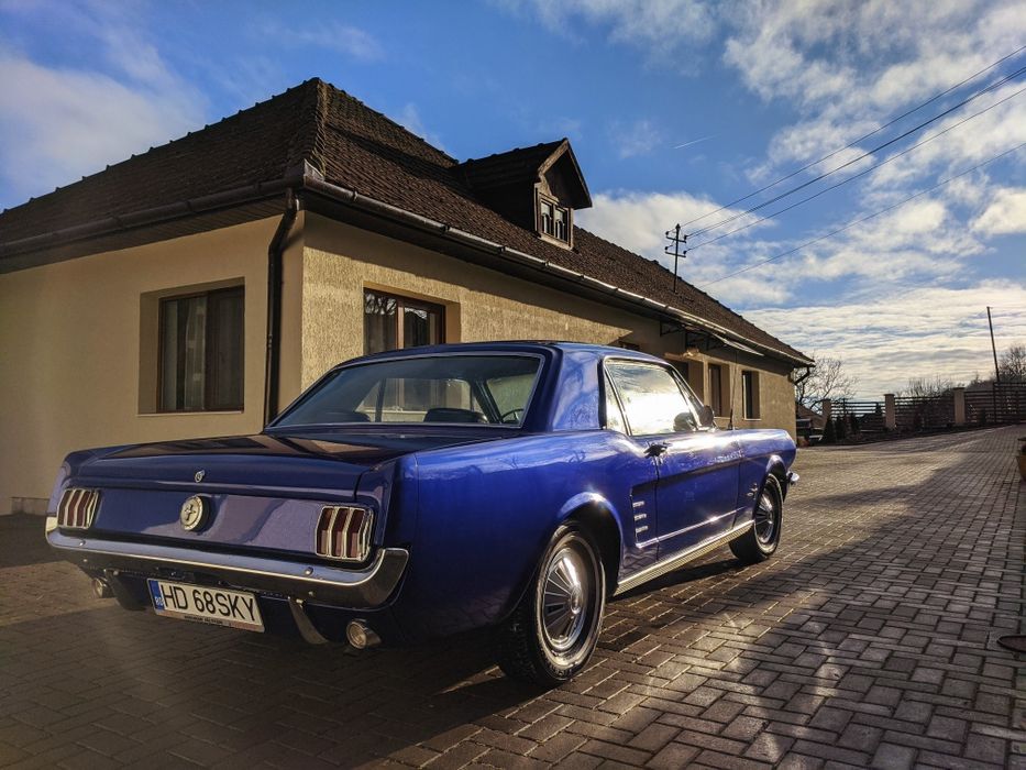 Ford Mustang vehicul istoric in talon