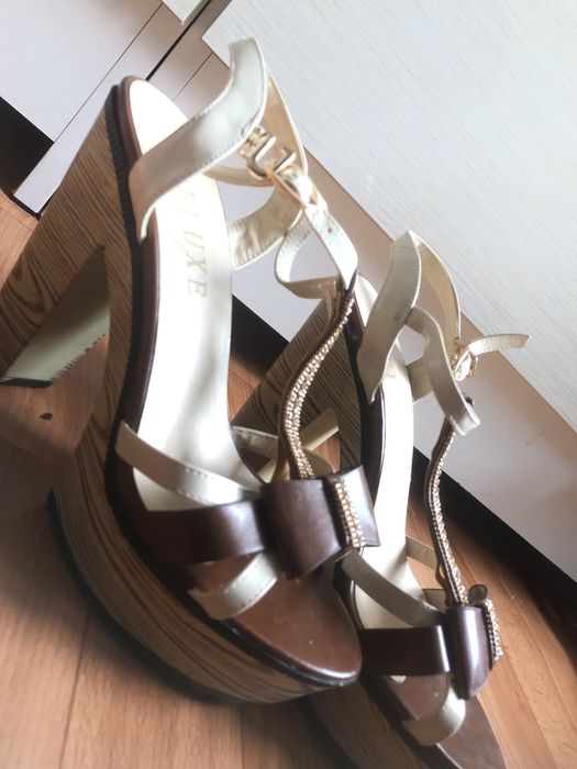 Босоножки женские