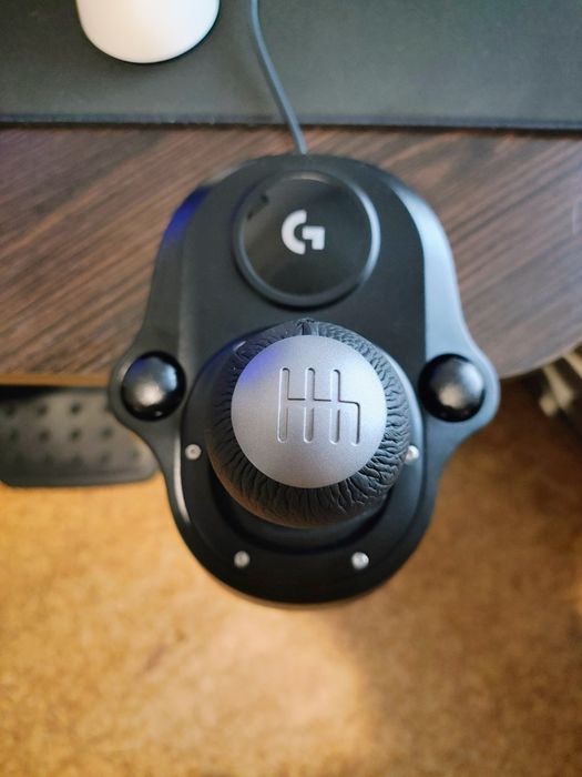 Продавам Геймърски волан Logitech G923  + скоростен лост