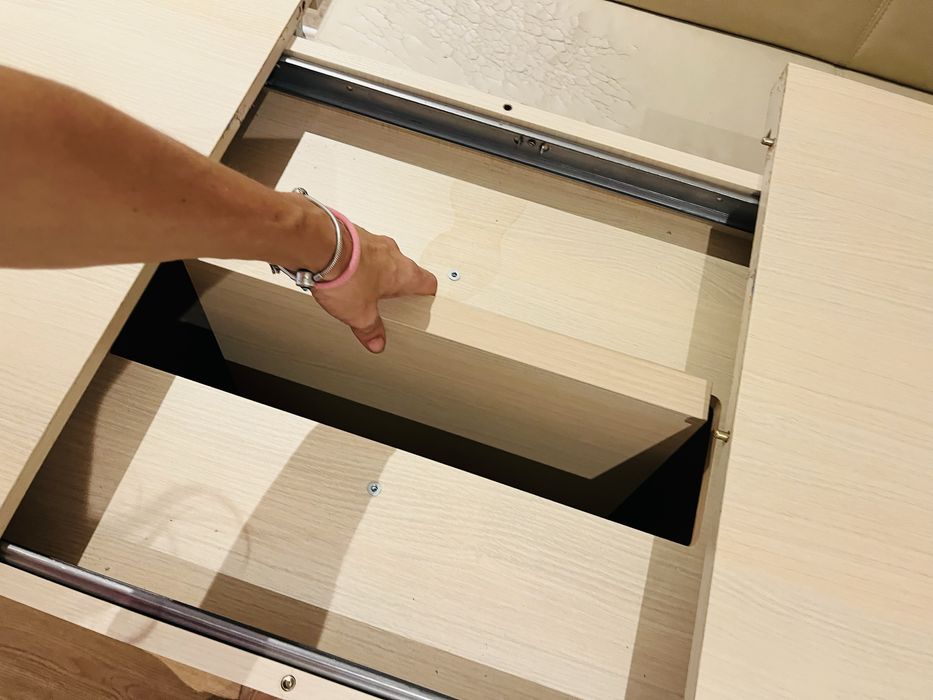 Set living/ bucataria coltar, masa si taburete