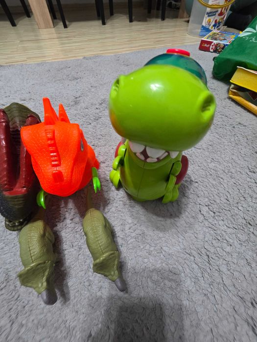 Lot dinozauri cu sunete si lumini