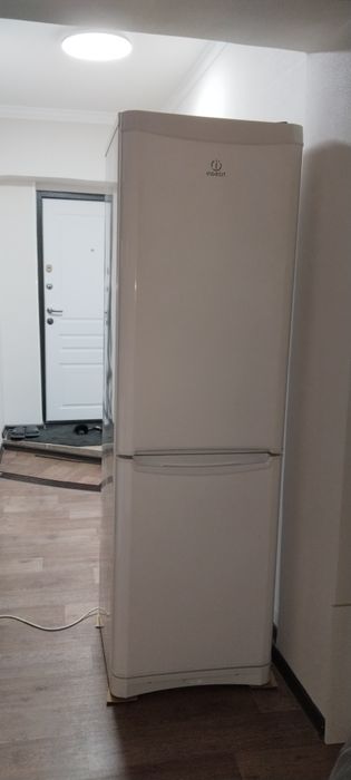 Холодильник продам Indesit.