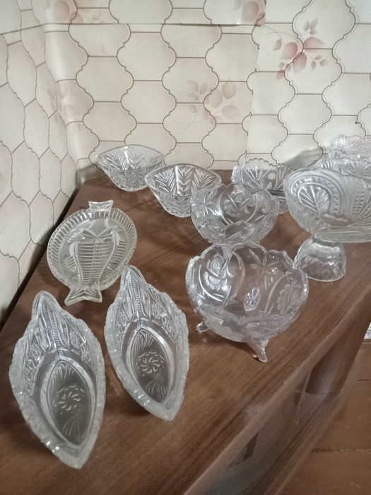 Хрустальные салатницы, вазочки и тд.
