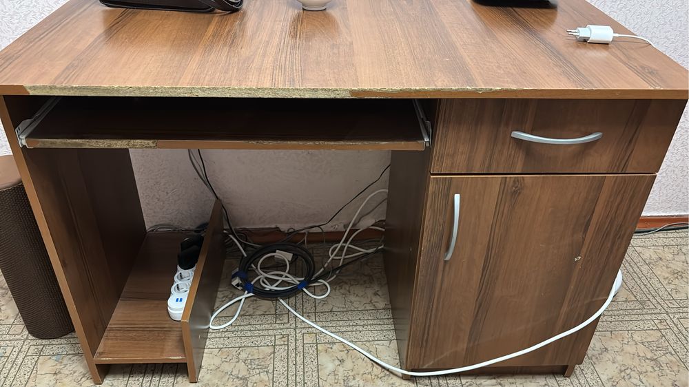 Стол рабочий , в хорошем состоянии, самовывоз
