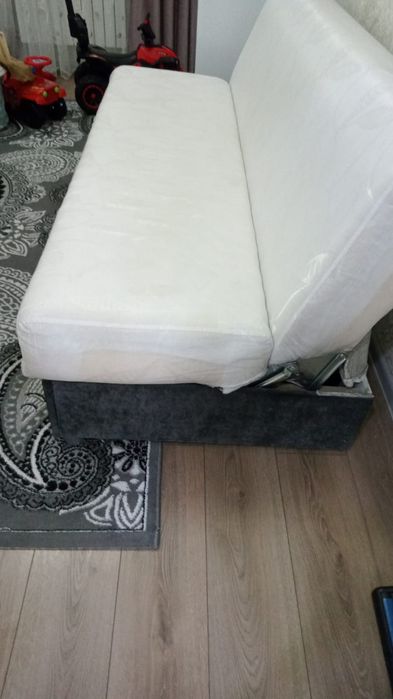 Продам диван с чехлом