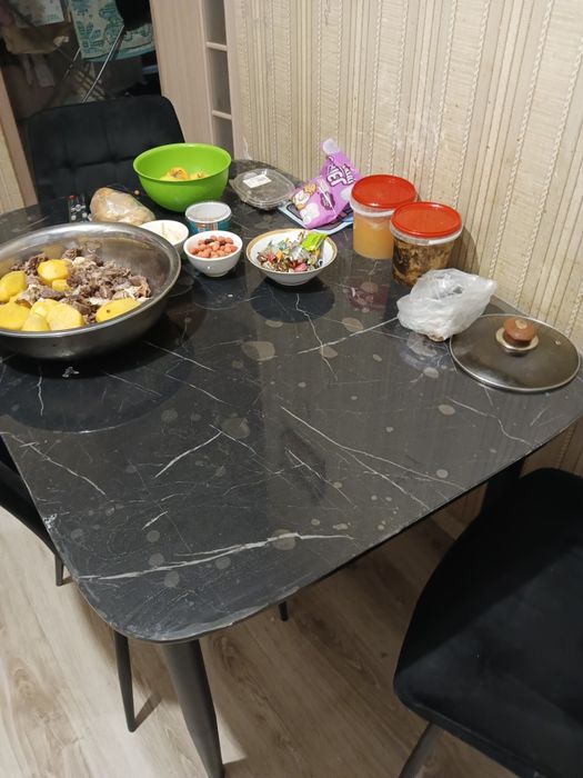 Продам стол со стульями новые