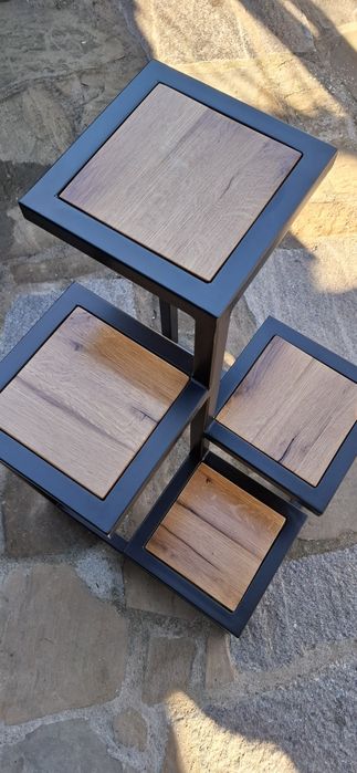 Цветарник метален, прахово боядисан.