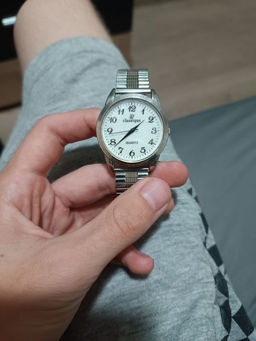 Продавам часовник Classique