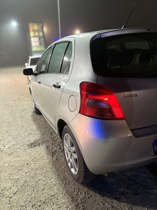 Vând toyota yaris