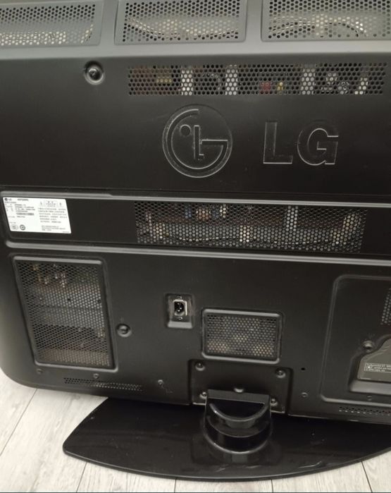Продам телевизор большой LG