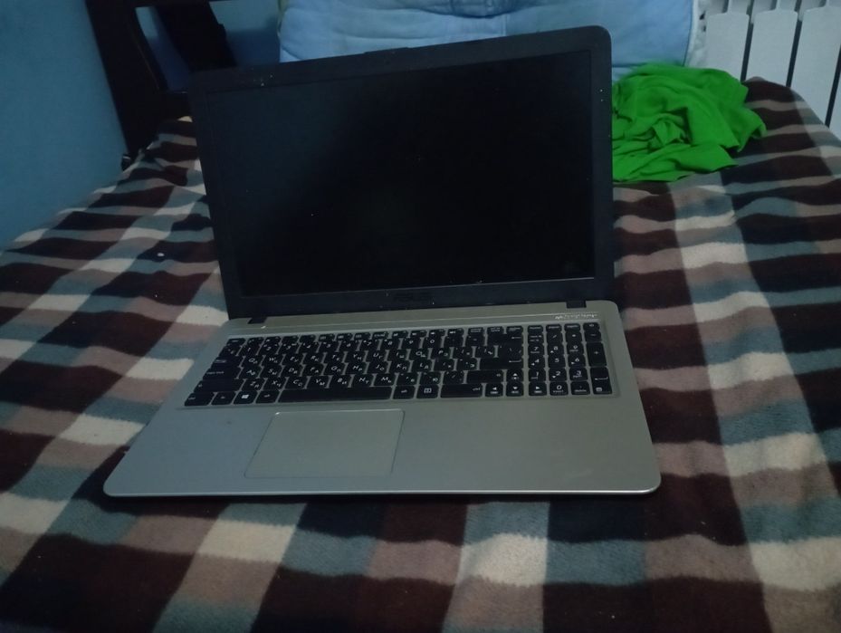 Ноутбук ASUS в хорошем состоянии