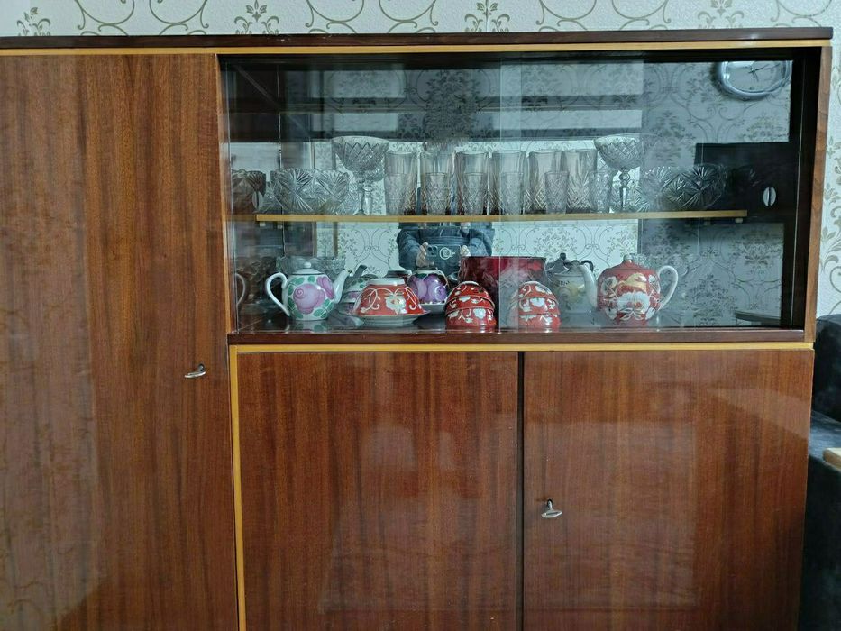 Импортный Сервант, красное дерево