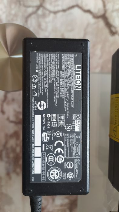 Продавам оригинално зарядно за лаптоп acer