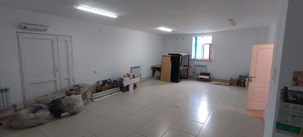 Половина помещение.